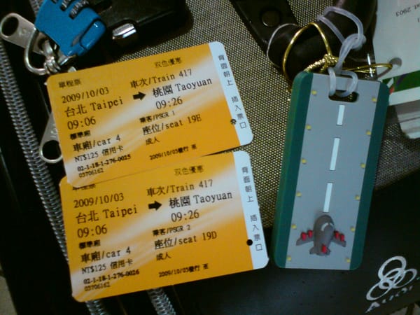 搭乘高鐵前往桃園機場,和行李吊牌照一張 感謝思思