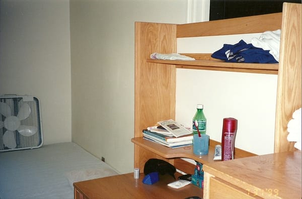 我開始使用後的書桌,後來那罐沙宣因為有印中文,我室友覺得很酷,就送他了