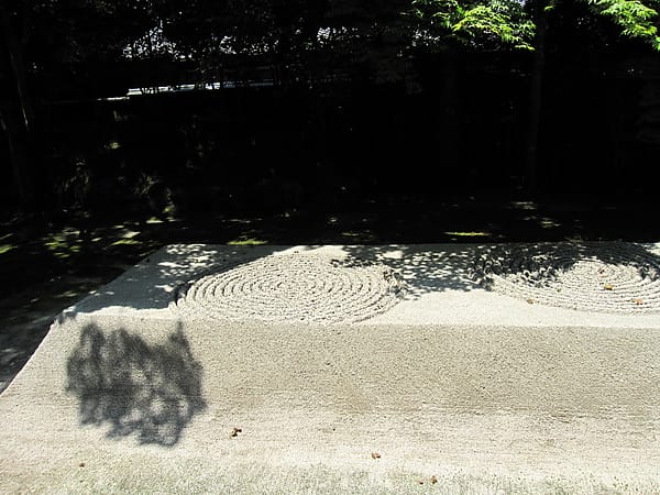 象徵潔淨的清水,走過砂盛中間有潔淨身心之喻