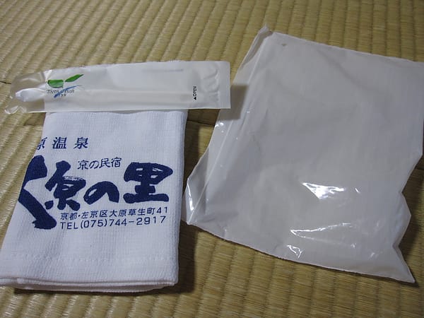 有附上小毛巾和牙膏牙刷