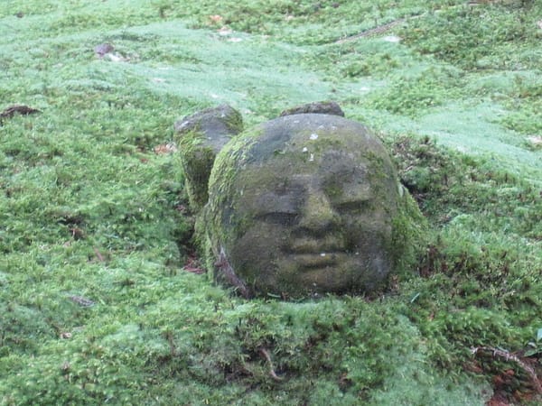 わらべ地藏,有許多小地藏在這區