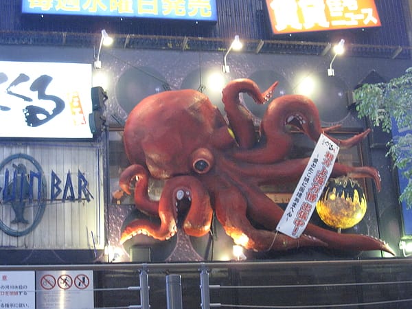 另外還有用船上的火箭砲攻擊那隻大章魚