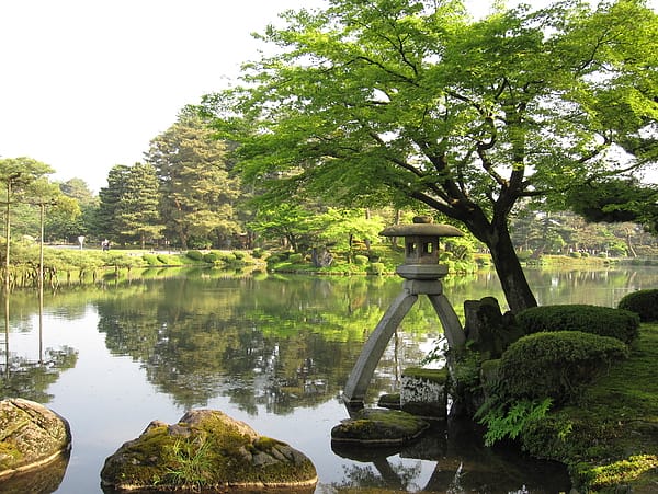 在霞之池的池畔設有琴柱(用來調音色的用具)造型的燈籠,是兼六園的地標。