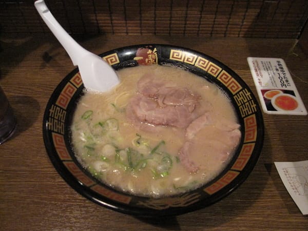 一蘭拉麵上菜囉,真的好吃,湯頭我很愛,而且價錢在日本也算很便宜