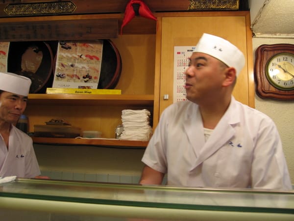 這位幫我捏壽司的師傅,據說是長子,在拍片時突然很high