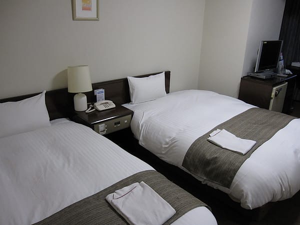 床是一張單人床跟一張雙人床,有附上簡單睡袍 床是一張單人床跟一張雙人床,有附上簡單睡袍