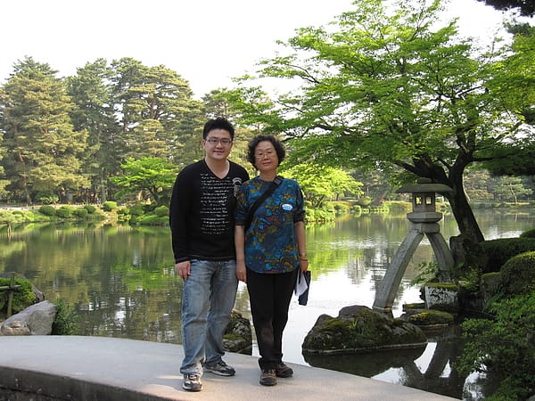 運氣很好的遇到另外一個團的導遊,請他幫我們照地標