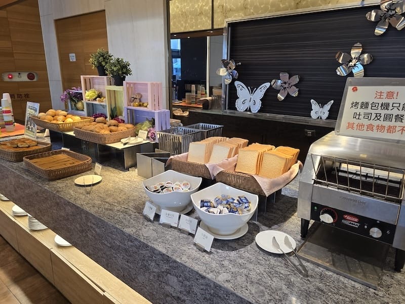 2025-08-05 苗栗頭份尚順君樂飯店經典雙床房+尚順育