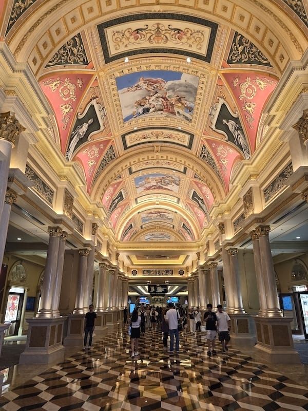 2025-08-17 港澳穿梭遊Day1 倫敦人、巴黎人與威