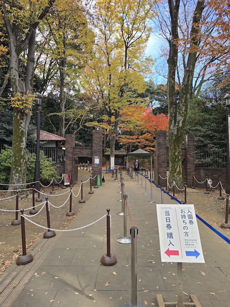 2025-11-29 東京親子賞楓旅Day3-1 六義園與螃蟹道樂
