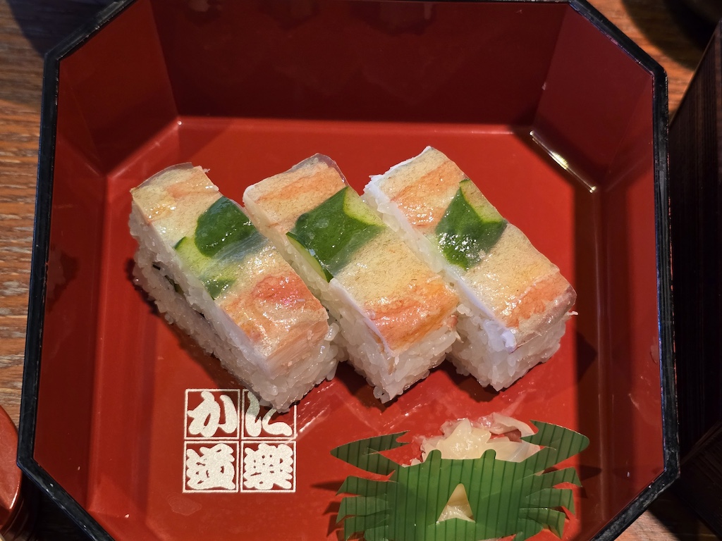 2025-11-29 東京親子賞楓旅Day3-1 六義園與螃蟹道樂