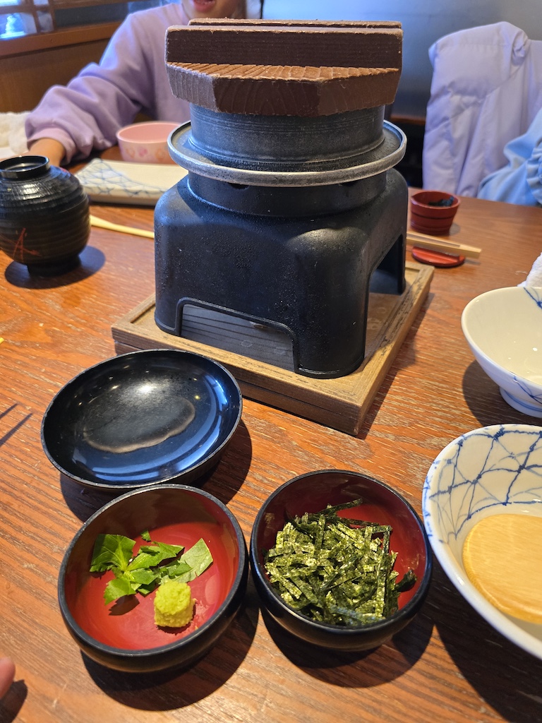 2025-11-29 東京親子賞楓旅Day3-1 六義園與螃蟹道樂