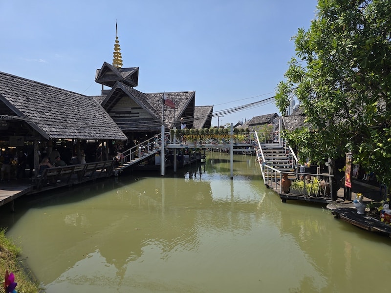 【2026 芭達雅行程】四方水上市場 + 3 Mermaids 懸崖餐廳:網美必拍日落美景! - 第25張圖 【2026 芭達雅行程】四方水上市場 + 3 Mermaids 懸崖餐廳:網美必拍日落美景!