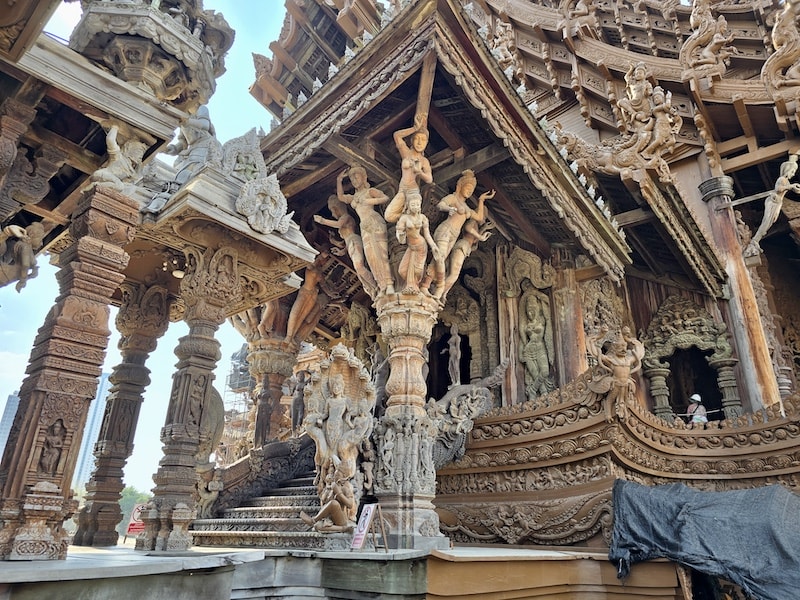 芭達雅旅遊的兩大視覺盛宴:真理寺遺世之美與 Tiffany’s Show 頂級大秀 - 第20張圖 芭達雅旅遊的兩大視覺盛宴:真理寺遺世之美與 Tiffany’s Show 頂級大秀