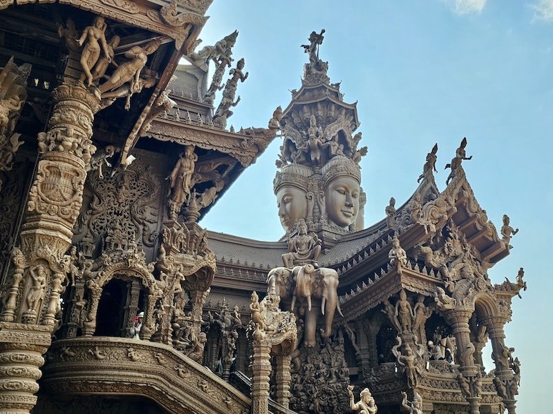 芭達雅旅遊的兩大視覺盛宴:真理寺遺世之美與 Tiffany’s Show 頂級大秀 - 第25張圖 芭達雅旅遊的兩大視覺盛宴:真理寺遺世之美與 Tiffany’s Show 頂級大秀