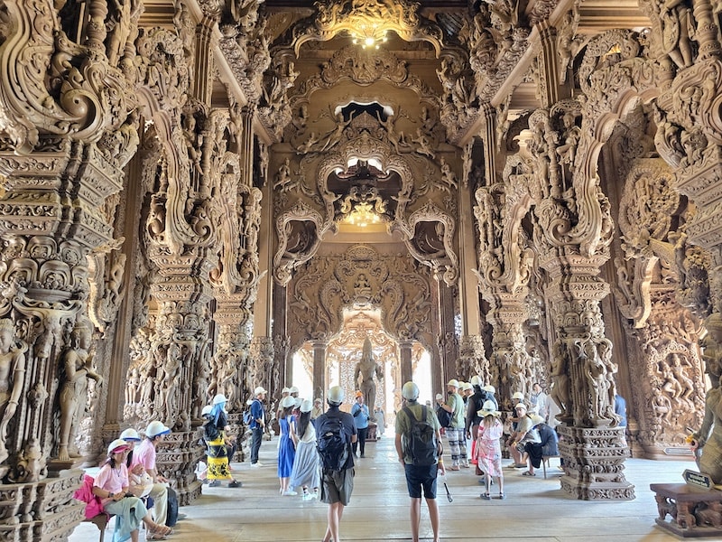 芭達雅旅遊的兩大視覺盛宴:真理寺遺世之美與 Tiffany’s Show 頂級大秀 - 第34張圖 芭達雅旅遊的兩大視覺盛宴:真理寺遺世之美與 Tiffany’s Show 頂級大秀