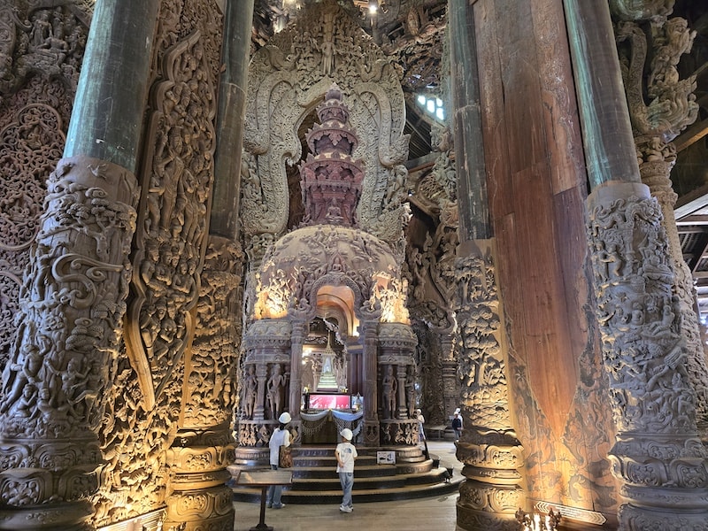 芭達雅旅遊的兩大視覺盛宴:真理寺遺世之美與 Tiffany’s Show 頂級大秀 - 第35張圖 芭達雅旅遊的兩大視覺盛宴:真理寺遺世之美與 Tiffany’s Show 頂級大秀