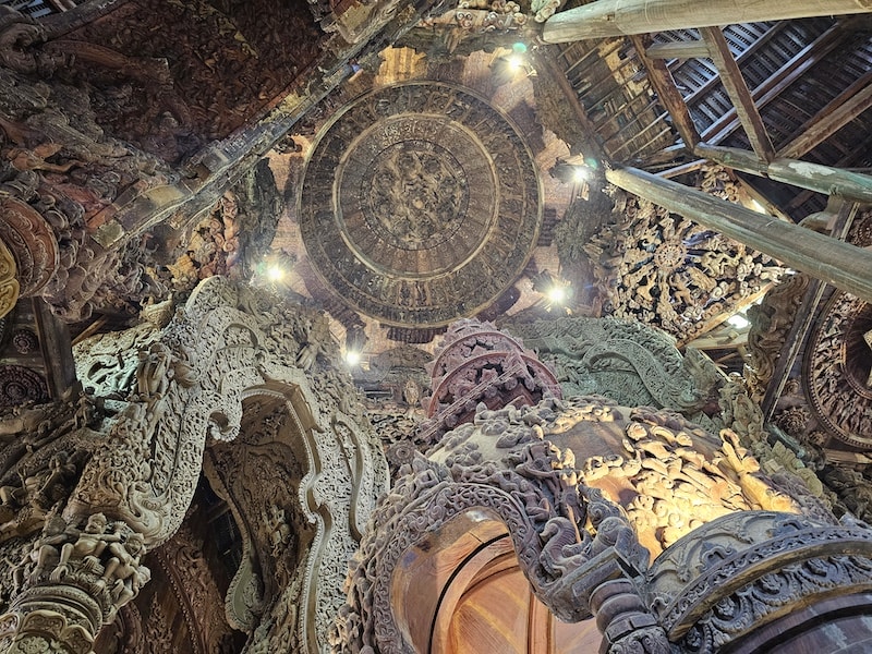 芭達雅旅遊的兩大視覺盛宴:真理寺遺世之美與 Tiffany’s Show 頂級大秀 - 第32張圖 芭達雅旅遊的兩大視覺盛宴:真理寺遺世之美與 Tiffany’s Show 頂級大秀