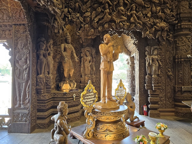 芭達雅旅遊的兩大視覺盛宴:真理寺遺世之美與 Tiffany’s Show 頂級大秀 - 第36張圖 芭達雅旅遊的兩大視覺盛宴:真理寺遺世之美與 Tiffany’s Show 頂級大秀