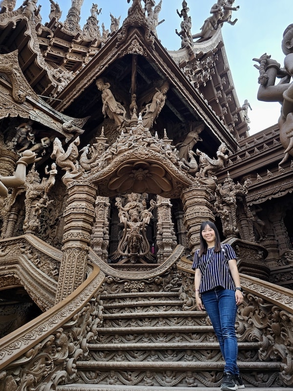 芭達雅旅遊的兩大視覺盛宴:真理寺遺世之美與 Tiffany’s Show 頂級大秀 - 第43張圖 芭達雅旅遊的兩大視覺盛宴:真理寺遺世之美與 Tiffany’s Show 頂級大秀