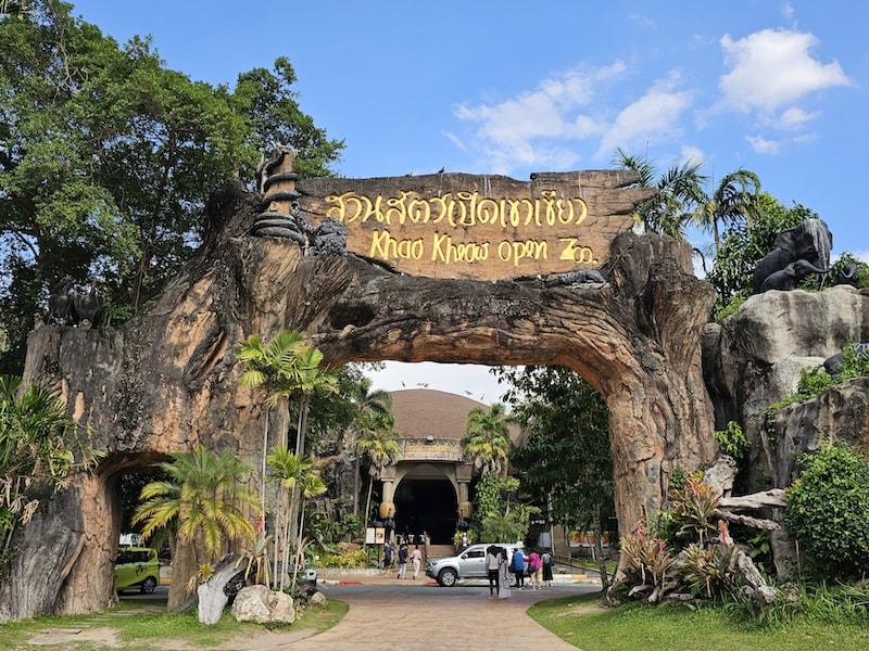 【2026 綠山動物園包車攻略】綠山動物園一日遊,輕鬆看大象游泳與Moo Deng彈力豬! - 第2張圖 【2026 綠山動物園包車攻略】綠山動物園一日遊,輕鬆看大象游泳與Moo Deng彈力豬!
