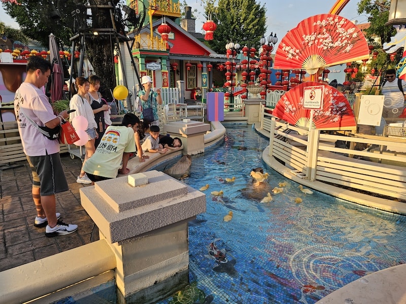 曼谷巧克力村:春節限定紅燈籠佈置、園內餐飲與超萌布偶合照全紀錄 - 第30張圖 曼谷巧克力村:春節限定紅燈籠佈置、園內餐飲與超萌布偶合照全紀錄