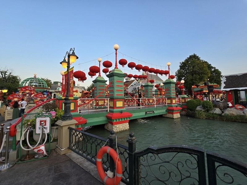 曼谷巧克力村:春節限定紅燈籠佈置、園內餐飲與超萌布偶合照全紀錄 - 第1張圖 曼谷巧克力村:春節限定紅燈籠佈置、園內餐飲與超萌布偶合照全紀錄