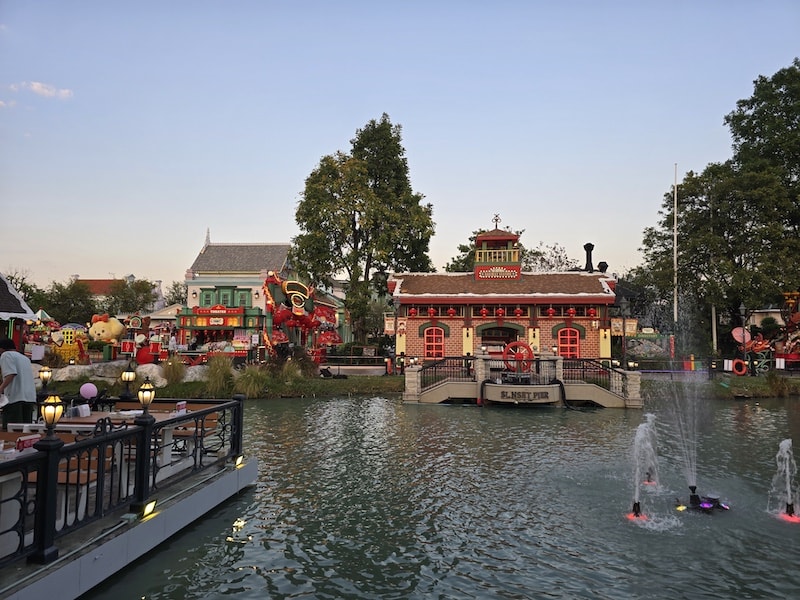 曼谷巧克力村:春節限定紅燈籠佈置、園內餐飲與超萌布偶合照全紀錄 - 第6張圖 曼谷巧克力村:春節限定紅燈籠佈置、園內餐飲與超萌布偶合照全紀錄