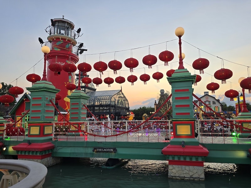 曼谷巧克力村:春節限定紅燈籠佈置、園內餐飲與超萌布偶合照全紀錄 - 第3張圖 曼谷巧克力村:春節限定紅燈籠佈置、園內餐飲與超萌布偶合照全紀錄