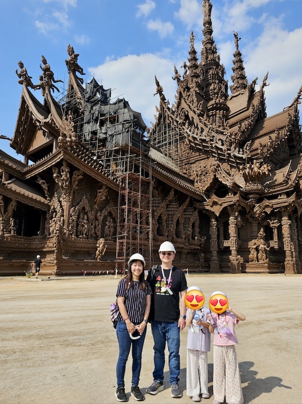 芭達雅旅遊的兩大視覺盛宴:真理寺遺世之美與 Tiffany’s Show 頂級大秀 - 第9張圖 芭達雅旅遊的兩大視覺盛宴:真理寺遺世之美與 Tiffany’s Show 頂級大秀