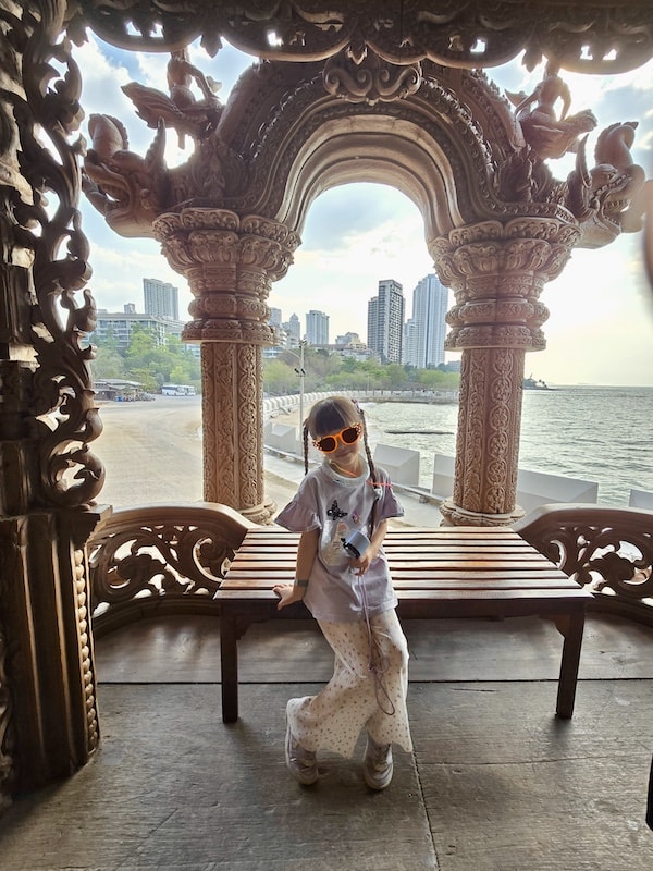 芭達雅旅遊的兩大視覺盛宴:真理寺遺世之美與 Tiffany’s Show 頂級大秀 - 第45張圖 芭達雅旅遊的兩大視覺盛宴:真理寺遺世之美與 Tiffany’s Show 頂級大秀