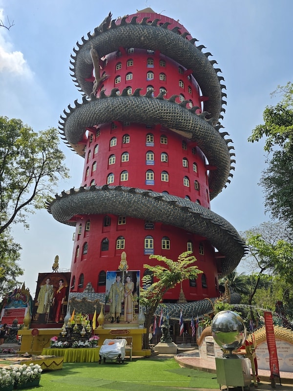 佛統府景點推薦：Wat Samphran 蟠龍寺、佛統大塔交通行程，火山蝦噴火秀大啖海鮮