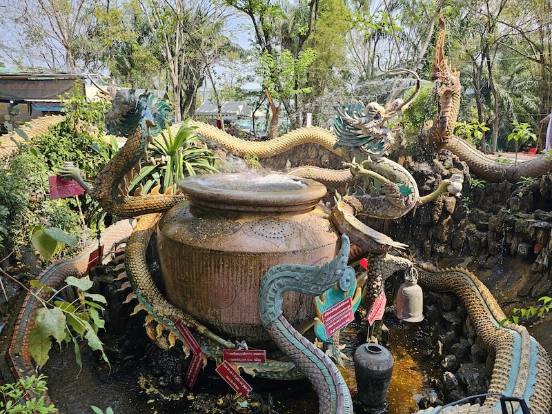 佛統府景點推薦：Wat Samphran 蟠龍寺、佛統大塔交通行程，火山蝦噴火秀大啖海鮮
