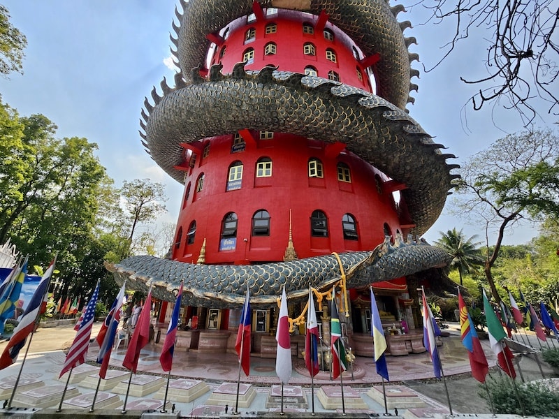 佛統府景點推薦：Wat Samphran 蟠龍寺、佛統大塔交通行程，火山蝦噴火秀大啖海鮮