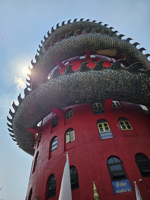 佛統府景點推薦：Wat Samphran 蟠龍寺、佛統大塔交通行程，火山蝦噴火秀大啖海鮮