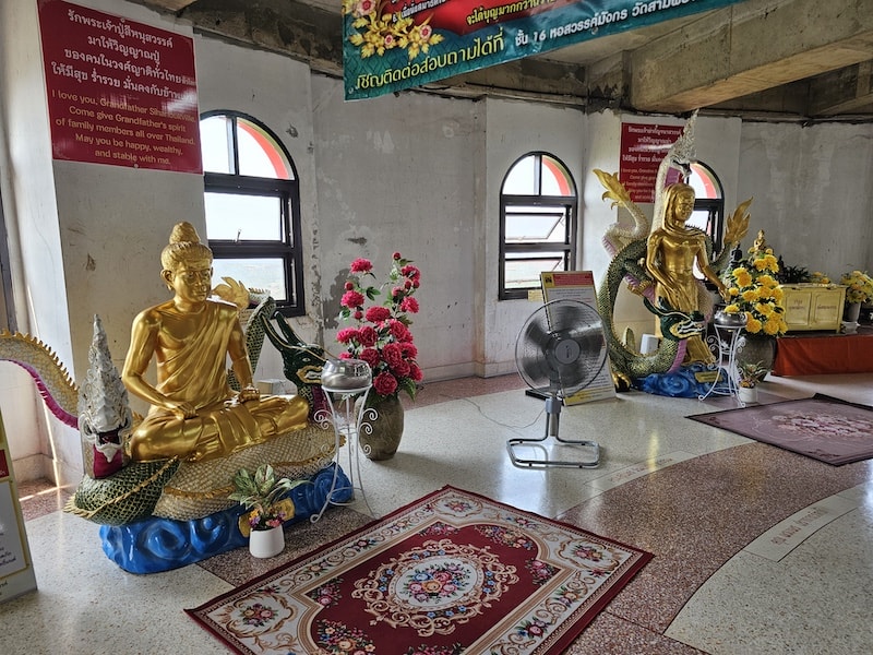 佛統府景點推薦：Wat Samphran 蟠龍寺、佛統大塔交通行程，火山蝦噴火秀大啖海鮮