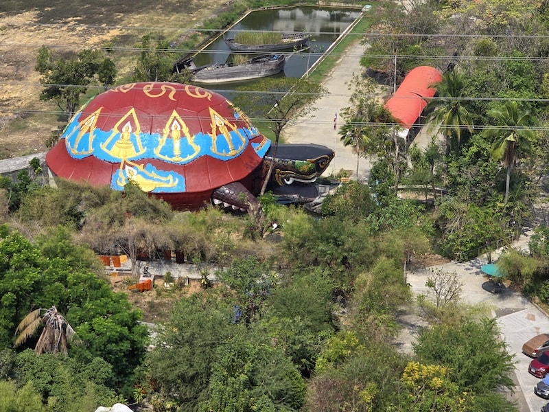 佛統府景點推薦：Wat Samphran 蟠龍寺、佛統大塔交通行程，火山蝦噴火秀大啖海鮮