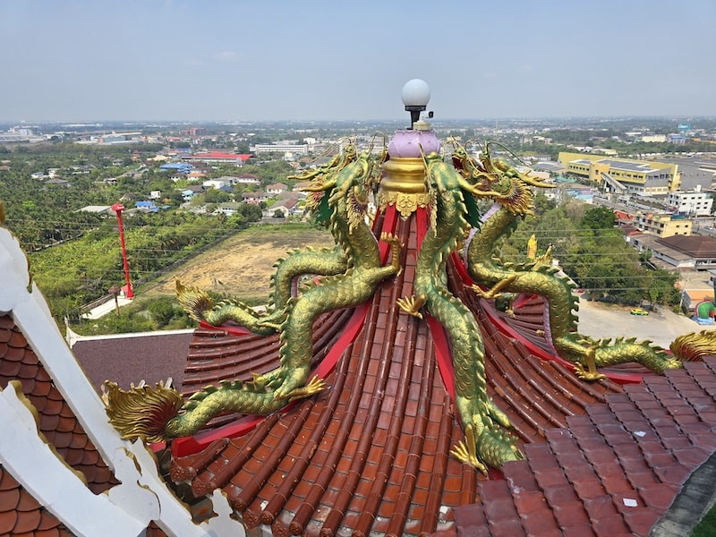 佛統府景點推薦：Wat Samphran 蟠龍寺、佛統大塔交通行程，火山蝦噴火秀大啖海鮮