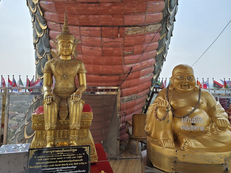 佛統府景點推薦：Wat Samphran 蟠龍寺、佛統大塔交通行程，火山蝦噴火秀大啖海鮮