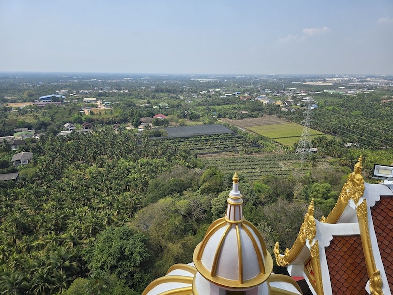 佛統府景點推薦：Wat Samphran 蟠龍寺、佛統大塔交通行程，火山蝦噴火秀大啖海鮮