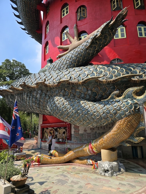 佛統府景點推薦：Wat Samphran 蟠龍寺、佛統大塔交通行程，火山蝦噴火秀大啖海鮮