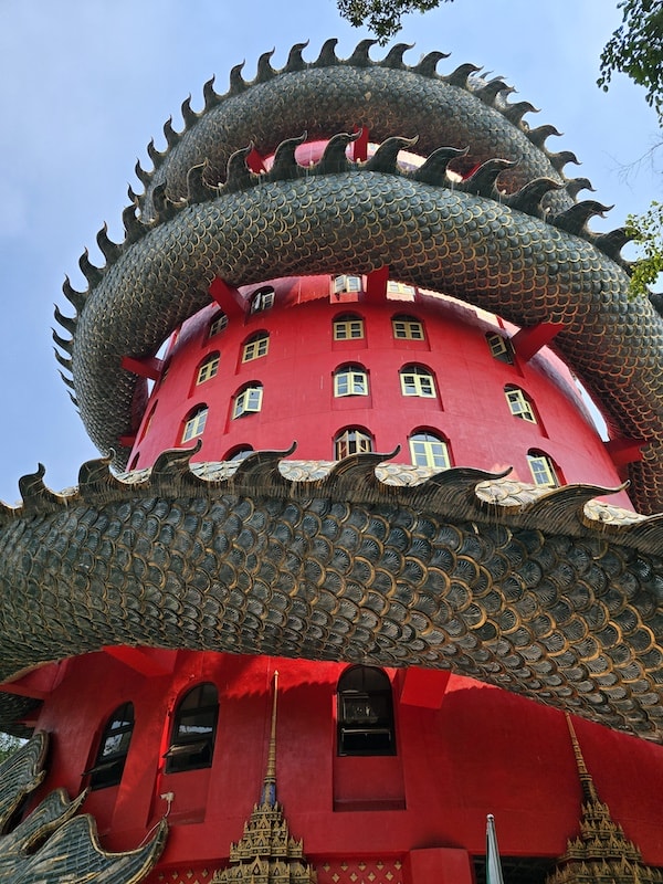 佛統府景點推薦：Wat Samphran 蟠龍寺、佛統大塔交通行程，火山蝦噴火秀大啖海鮮