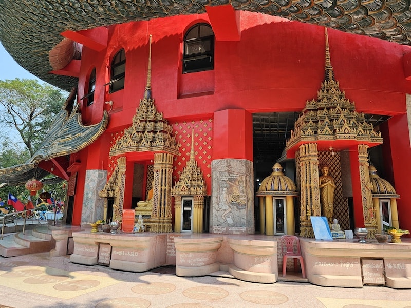 佛統府景點推薦：Wat Samphran 蟠龍寺、佛統大塔交通行程，火山蝦噴火秀大啖海鮮