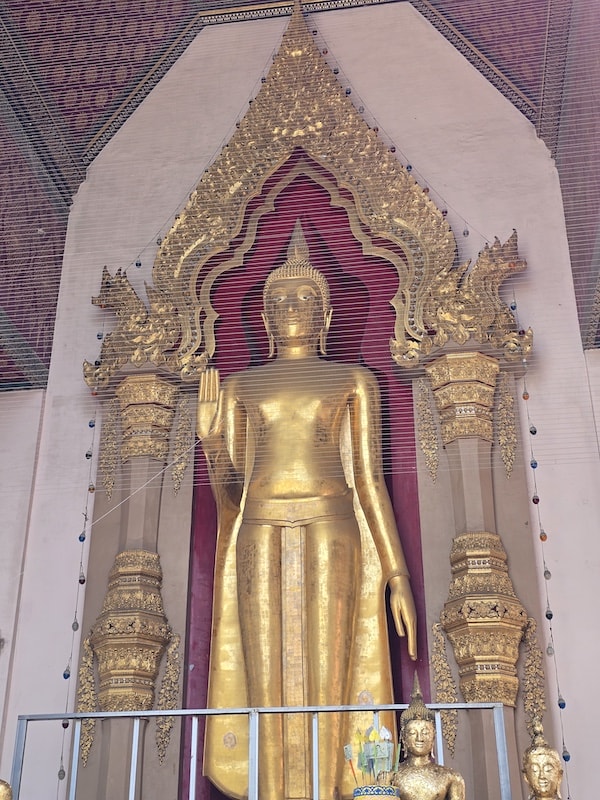 佛統府景點推薦：Wat Samphran 蟠龍寺、佛統大塔交通行程，火山蝦噴火秀大啖海鮮