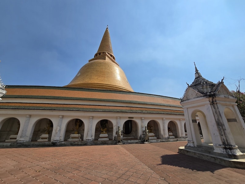 佛統府景點推薦：Wat Samphran 蟠龍寺、佛統大塔交通行程，火山蝦噴火秀大啖海鮮