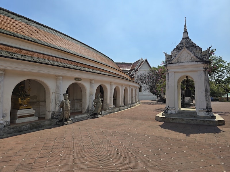 佛統府景點推薦：Wat Samphran 蟠龍寺、佛統大塔交通行程，火山蝦噴火秀大啖海鮮