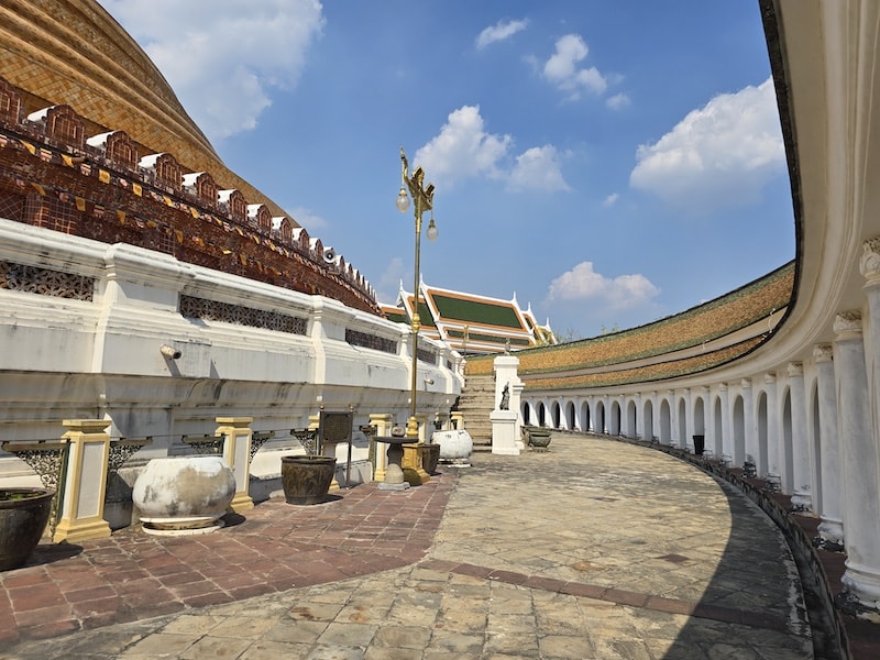 佛統府景點推薦：Wat Samphran 蟠龍寺、佛統大塔交通行程，火山蝦噴火秀大啖海鮮