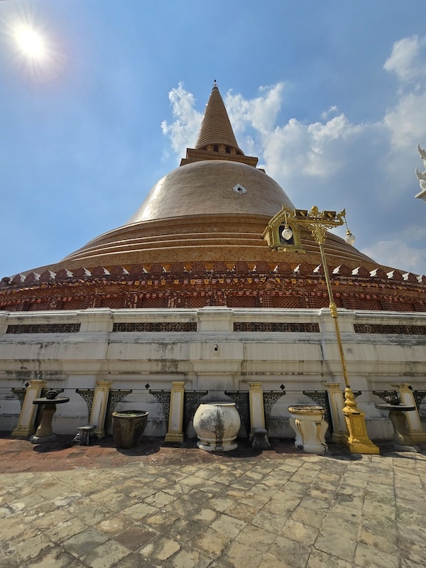 佛統府景點推薦：Wat Samphran 蟠龍寺、佛統大塔交通行程，火山蝦噴火秀大啖海鮮