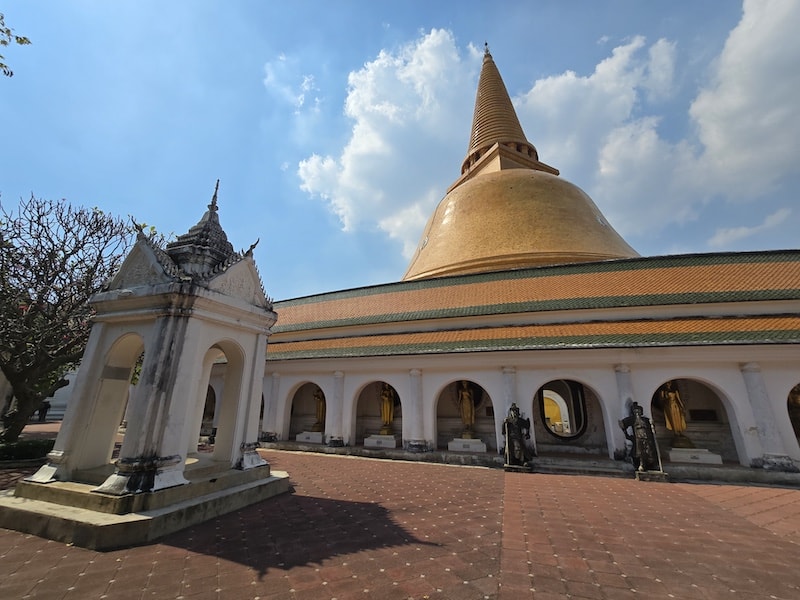 佛統府景點推薦：Wat Samphran 蟠龍寺、佛統大塔交通行程，火山蝦噴火秀大啖海鮮