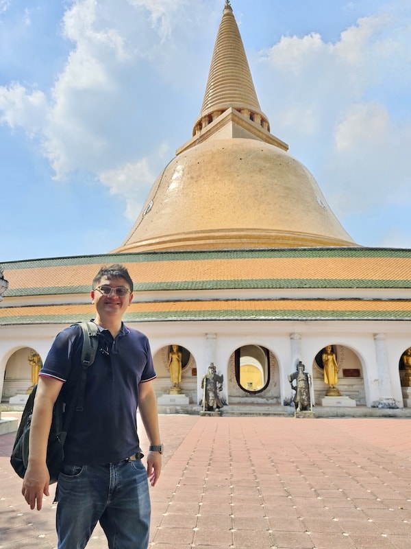 佛統府景點推薦：Wat Samphran 蟠龍寺、佛統大塔交通行程，火山蝦噴火秀大啖海鮮